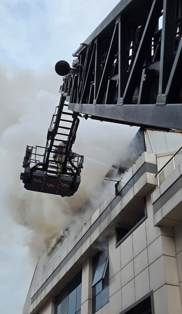 Ataşehirde otel çatısında yangın - Haberler - İstanbul İtfaiyesi Ataşehirde otel çatısında yangın - Haberler - İstanbul İtfaiyesi