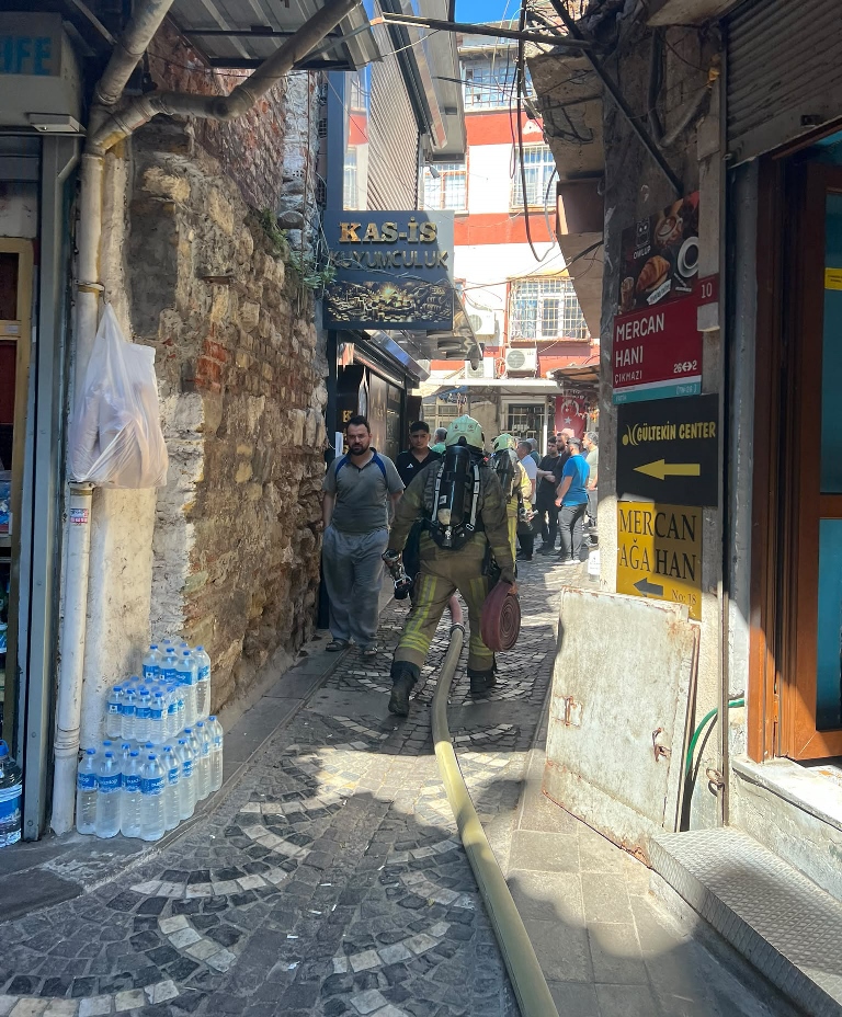 Eminönünde işyeri yangını - Haberler - İstanbul İtfaiyesi